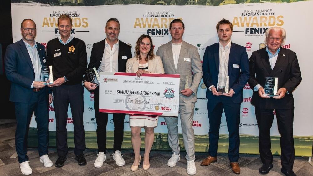 Benjamin Rautiainen (na fotce druhý zprava) se svým oceněním; FOTO: eurohockeyclubs.com
